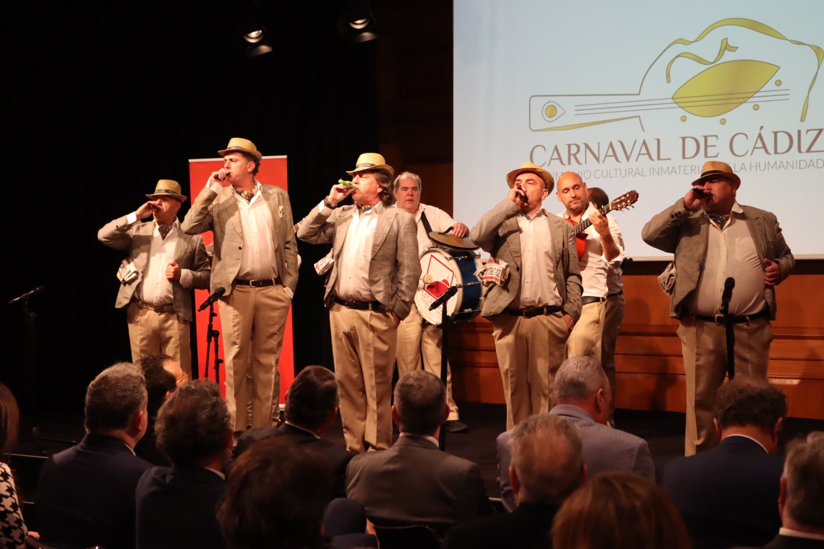 Cádiz presenta en Madrid las credenciales para que su Carnaval sea Patrimonio Cultural Inmaterial de la Humanidad Cádiz presenta en Madrid las credenciales para que su Carnaval sea Patrimonio Cultural Inmaterial de la Humanidad