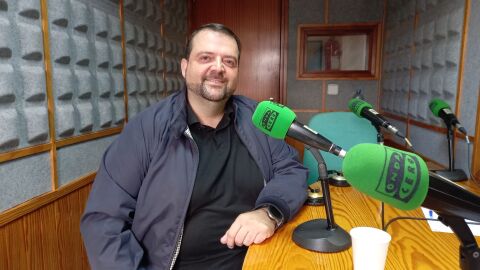 Iv&aacute;n Ros en los estudios de Onda Cero Ibiza y Formentera