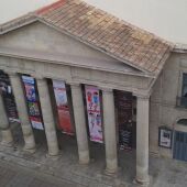 Alicante ensalzará a las estrellas del cine español con sillas personalizadas cerca del Teatro Principal