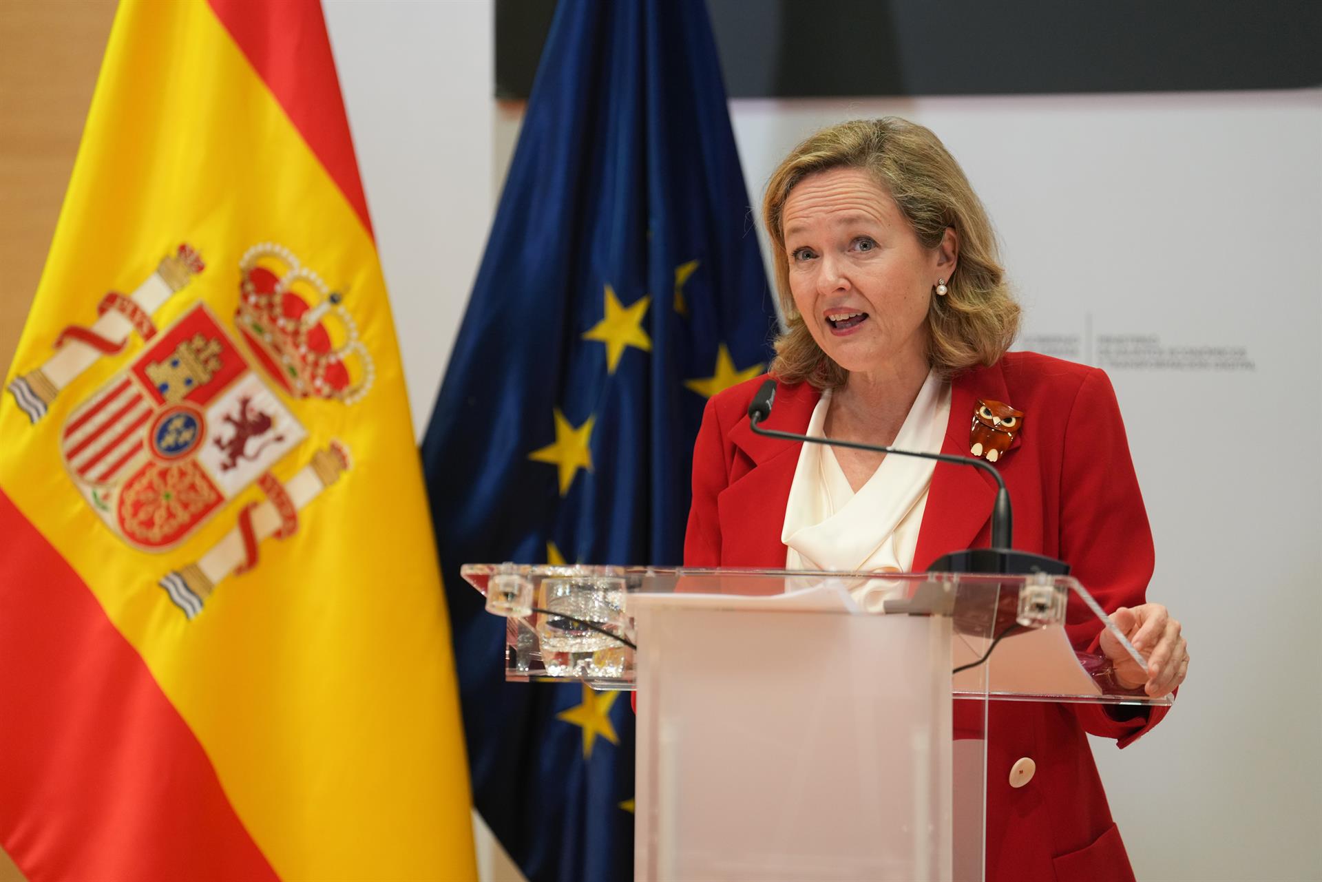 El Gobierno pide "responsabilidad" a los transportistas ante una huelga que pone en 'jaque' al 'Black Friday' y la Navidad El Gobierno pide "responsabilidad" a los transportistas ante una huelga que pone en 'jaque' al 'Black Friday' y la Navidad