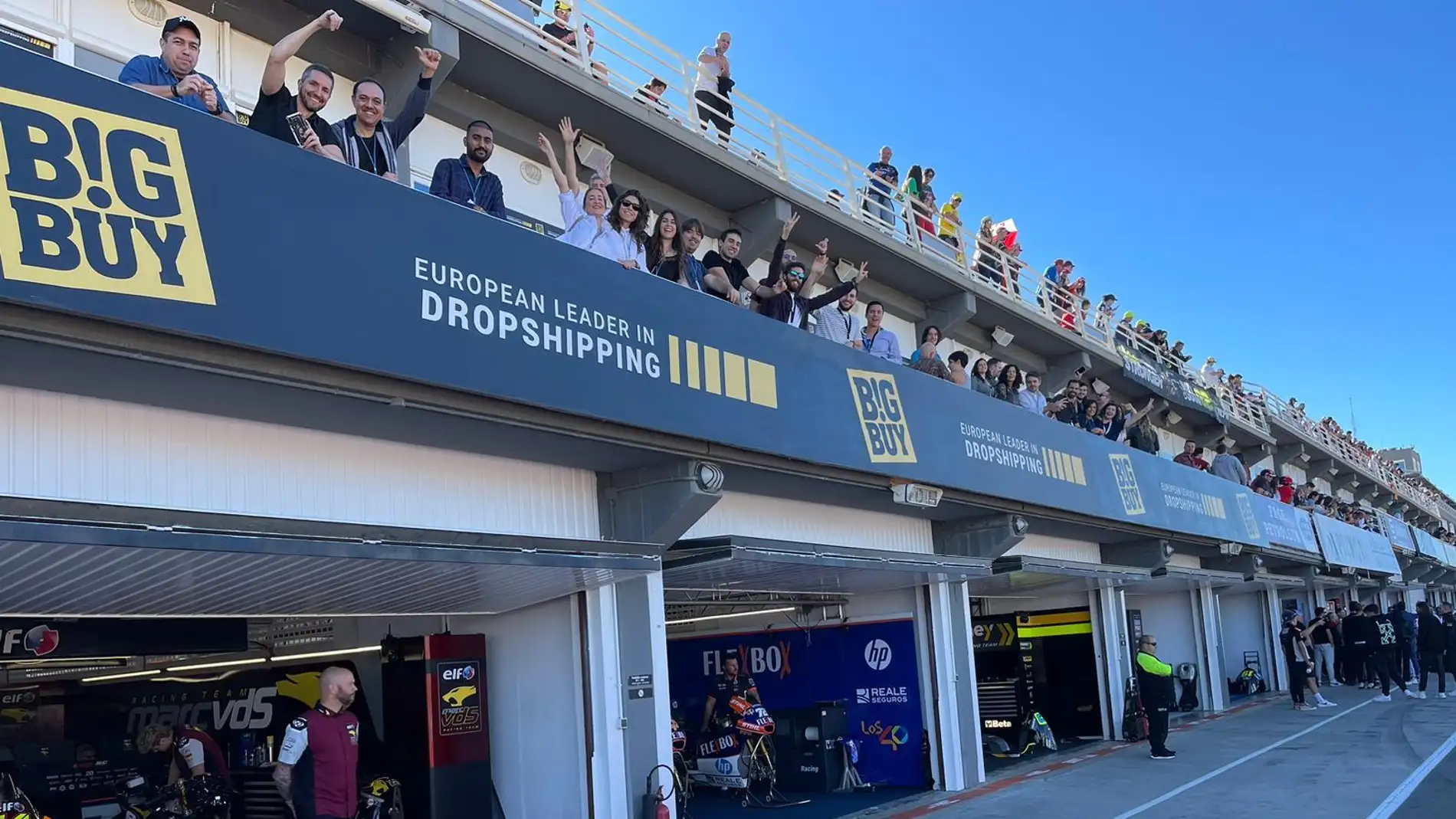 El palco de BigBuy en el Circuit Ricardo Tormo se llena de personalidades durante el Mundial de MotoG
