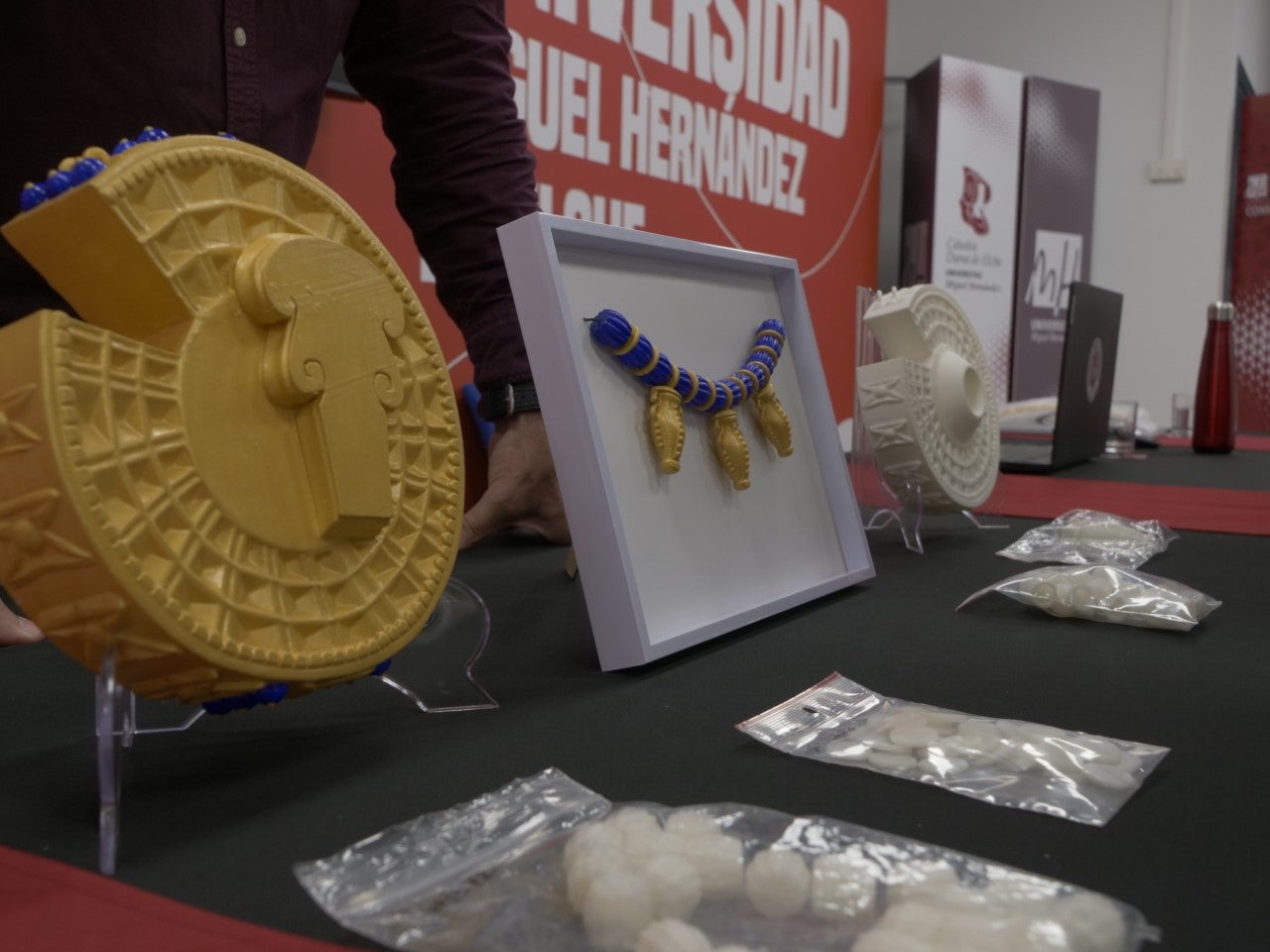 La Cátedra Dama de Elche y el Laboratorio de Prototipado de la UMH reproducen en 3D las joyas y vestimenta del busto íbero La Cátedra Dama de Elche y el Laboratorio de Prototipado de la UMH reproducen en 3D las joyas y vestimenta del busto íbero