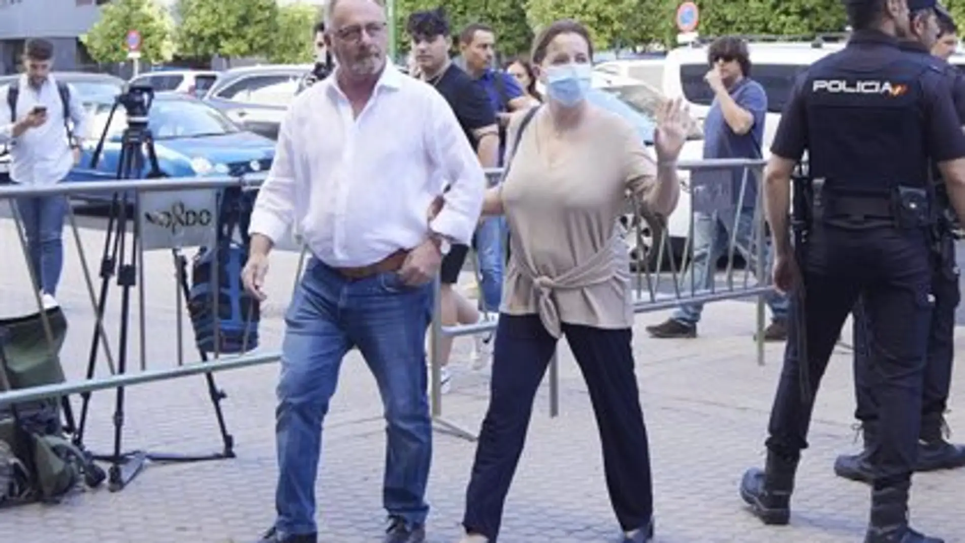 Los padres de Marta del Castillo llegando al juzgado antes del juicio contra 'El Cuco', y contra su madre 