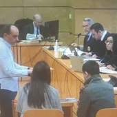 El dueño del bazar reconoce los envoltorios del cuchillo y guantes El dueño del bazar reconoce los envoltorios del cuchillo y guantes