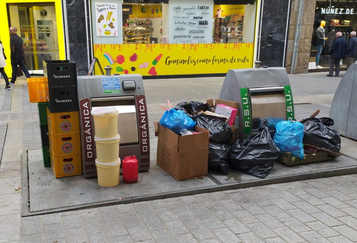 Sancionado por sacar la basura fuera del horario Sancionado por sacar la basura fuera del horario