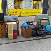 Sancionado por sacar la basura fuera del horario Sancionado por sacar la basura fuera del horario