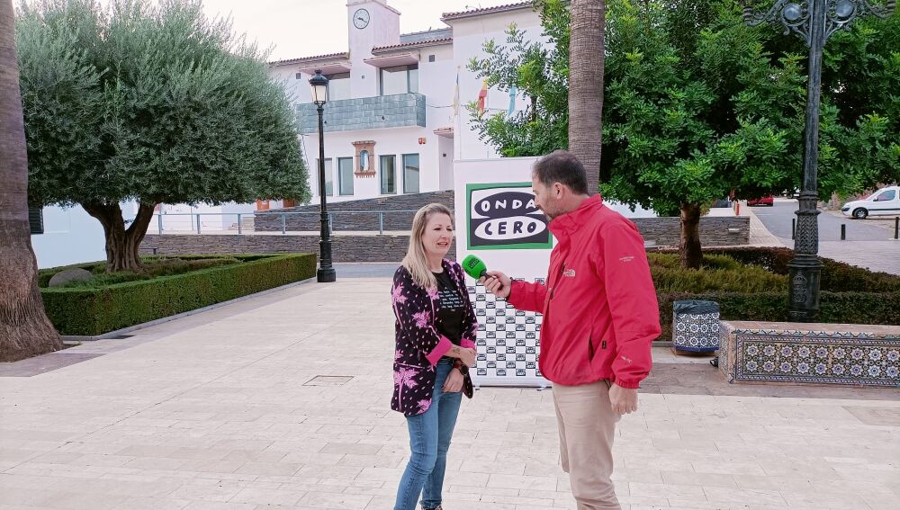 La alcaldesa de Cala, Maite Rodríguez, a las puertas del Ayuntamiento.