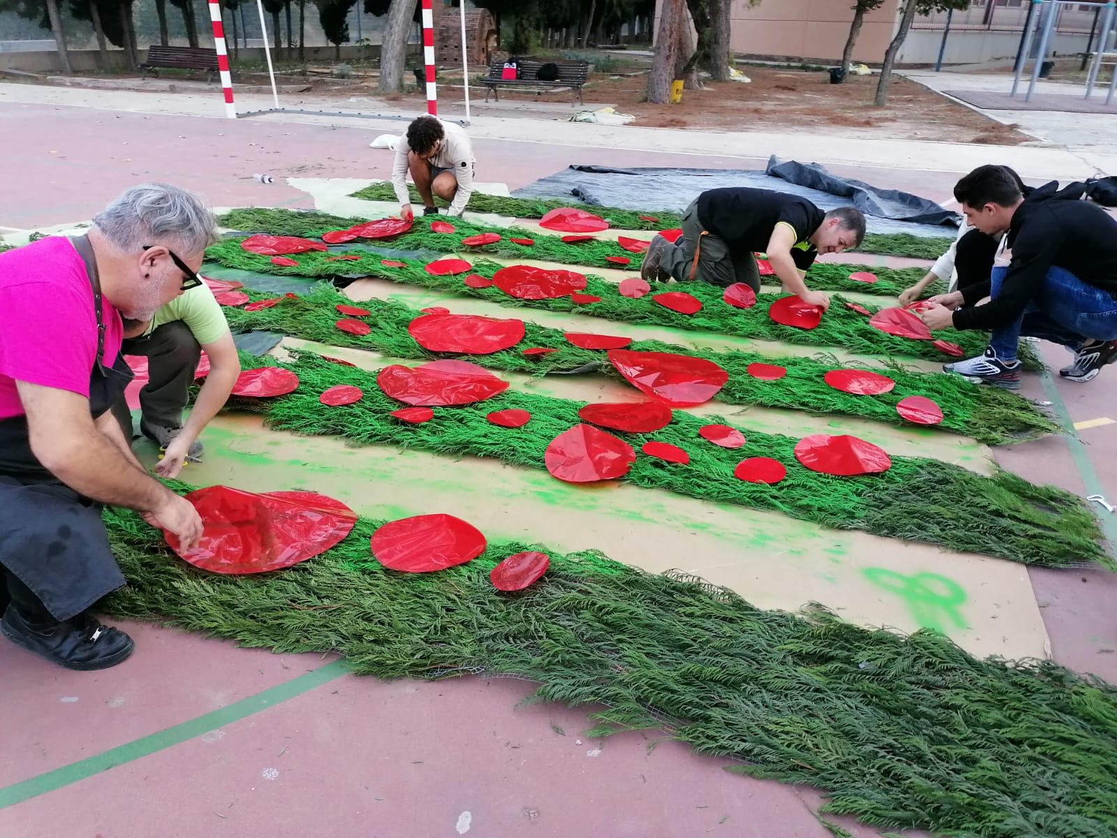 El Ayuntamiento engalana el Mercado Central con jardines verticales y columnas florales para la clausura este sábado del Centenario El Ayuntamiento engalana el Mercado Central con jardines verticales y columnas florales para la clausura este sábado del Centenario
