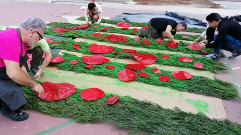 El Ayuntamiento engalana el Mercado Central con jardines verticales y columnas florales para la clausura este s&aacute;bado del Centenario