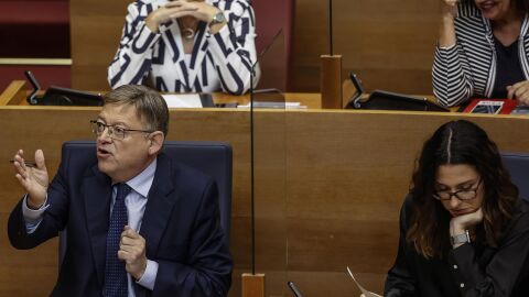 El presidente de la Generalitat, Ximo Puig y la vicepresidenta, portavoz y consellera de Igualdad y Políticas Inclusivas, Aitana Mas, durante una sesión de control.