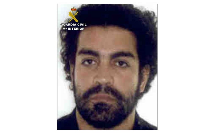 La Guardia Civil pide ayuda para localizar a un fugitivo acusado de secuestro y usurpación de funciones La Guardia Civil pide ayuda para localizar a un fugitivo acusado de secuestro y usurpación de funciones