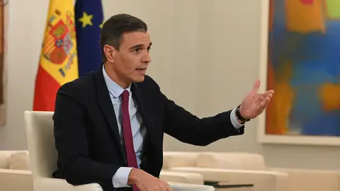 Pedro Sánchez durante su entrevista con Antonio García Ferreras en La Moncloa este jueves. Pedro Sánchez junto a Antonio García Ferreras