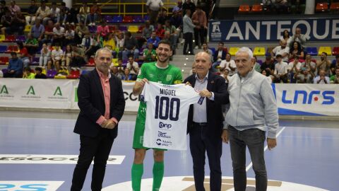 Miguel Conde compli&oacute; 100 partidos con el UMA Antequera