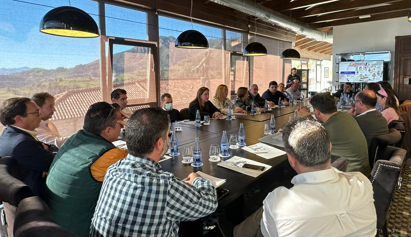 Ayuntamientos y empresas se reúnen para abordar el despliegue de la fibra óptica en la zona rural de la comarca Ayuntamientos y empresas se reúnen para abordar el despliegue de la fibra óptica en la zona rural de la comarca