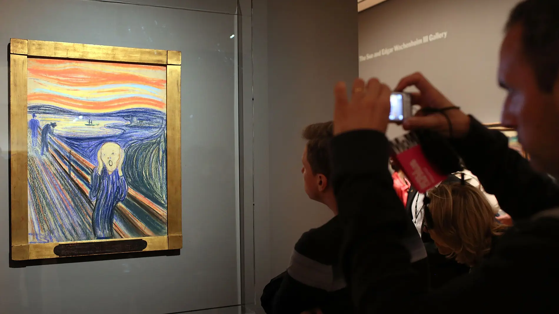 Tres activistas intentan adherirse con pegamento a "El grito" de Munch