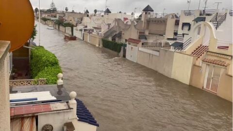 Las lluvias en la Comunidad Valenciana inundan calles en diferentes puntos del litoral mediterráneo Las lluvias en la Comunidad Valenciana inundan calles en diferentes puntos del litoral mediterráneo