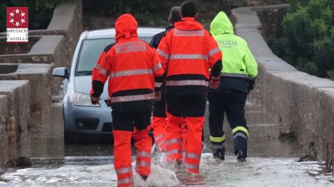 Imagen del consorcio provincial de Bomberos al rescate de un veh&iacute;culo durante el temporal. . 