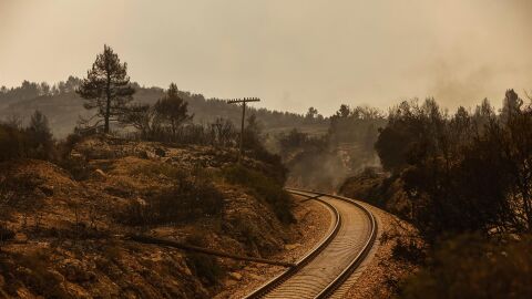 Archivo - V&iacute;as del tren del trayecto entre Val&egrave;ncia y Zaragoza, a 17 de agosto de 2022, en Castell&oacute;n, en pleno incendio - 