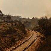 Archivo - Vías del tren del trayecto entre València y Zaragoza, a 17 de agosto de 2022, en Castellón, en pleno incendio - 