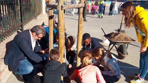 Los escolares siembran islas de biodiversidad