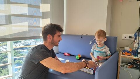 &Oacute;liver, junto a su padre en el hospital Sant Joan de D&eacute;u