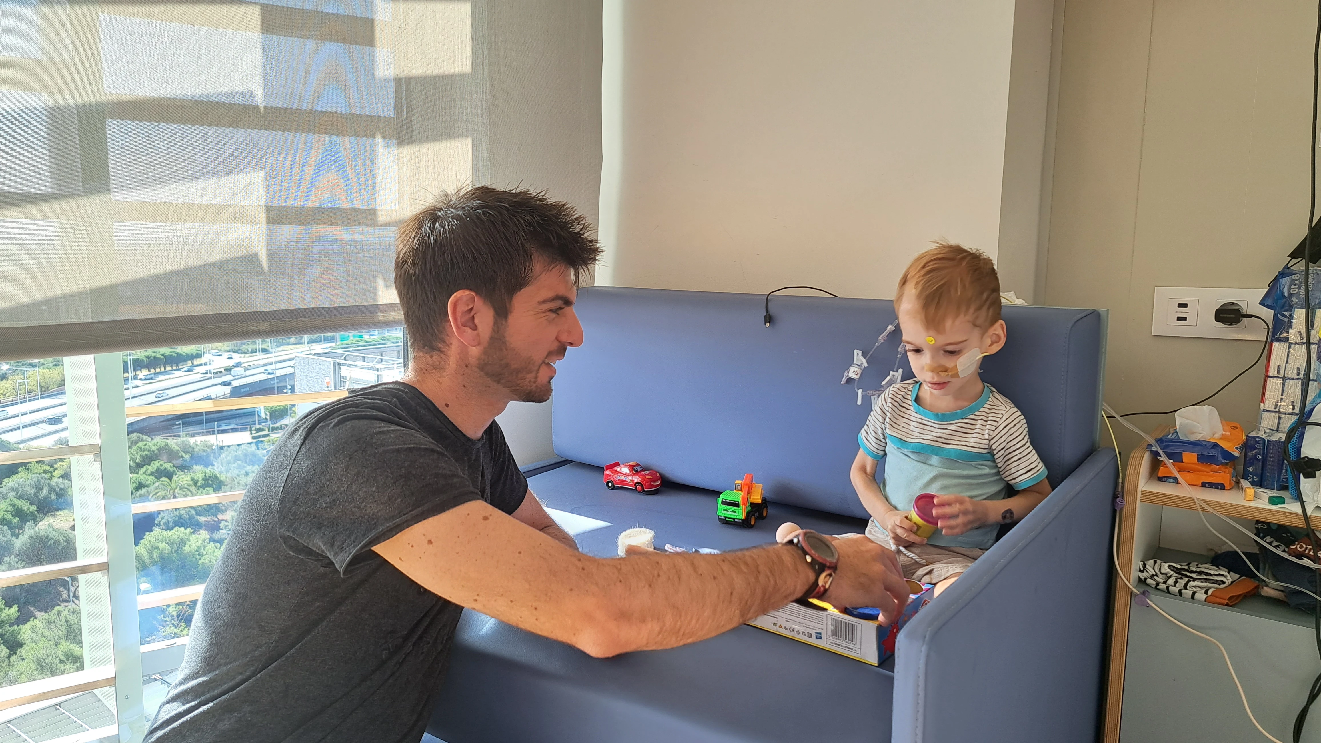 Óliver, junto a su padre en el hospital Sant Joan de Déu Óliver, junto a su padre en el hospital Sant Joan de Déu