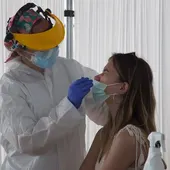 Realización de un test para detectar la covid Realización de un test para detectar la covid