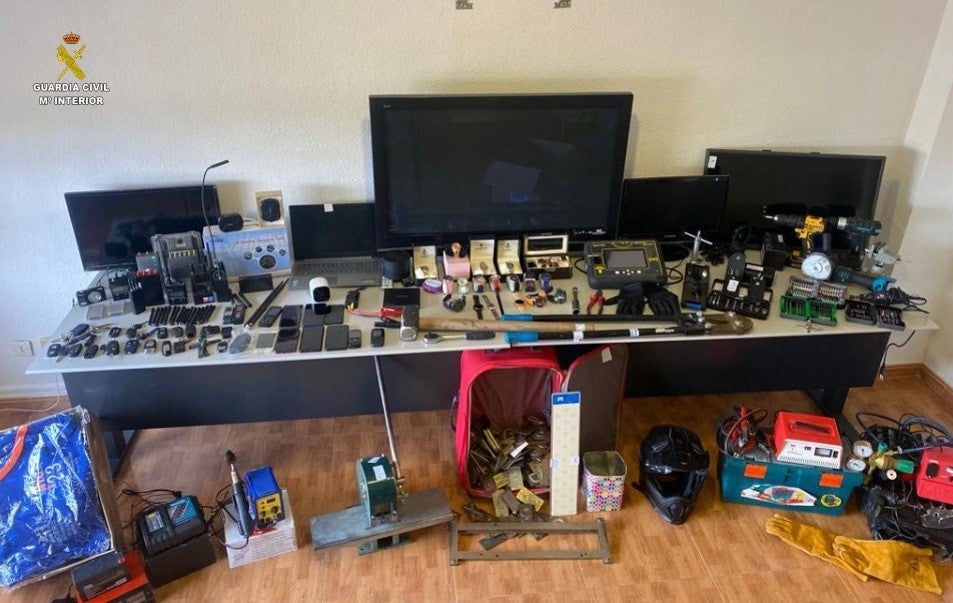 Una investigación iniciada en Valdepeñas permite desarticular un grupo criminal que cometía robos en viviendas y vehículos de alta gama por encargo Una investigación iniciada en Valdepeñas permite desarticular un grupo criminal que cometía robos en viviendas y vehículos de alta gama por encargo