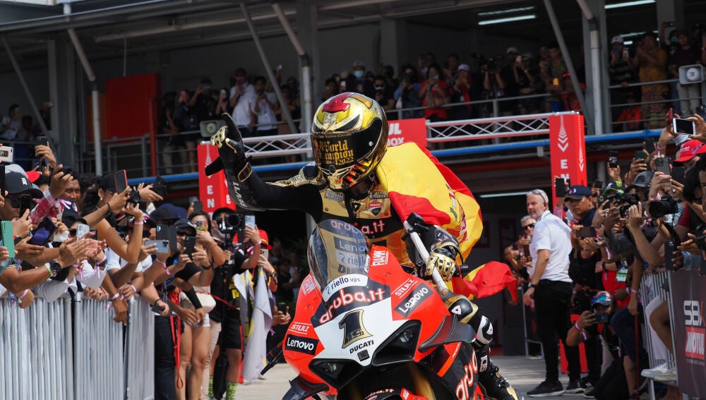 Álvaro Bautista celebra el título de Superbikes