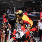 Álvaro Bautista celebra el título de Superbikes