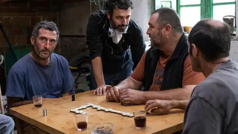 Los actores Luiz Zahera, Denis Menochet y Diego Anido escuchan al director Rodrigo Sorogoyen en el rodaje de 'As bestas' Los actores Luiz Zahera, Denis Menochet y Diego Anido escuchan al director Rodrigo Sorogoyen en el rodaje de 'As bestas'