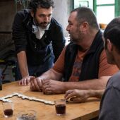 Los actores Luiz Zahera, Denis Menochet y Diego Anido escuchan al director Rodrigo Sorogoyen en el rodaje de 'As bestas'