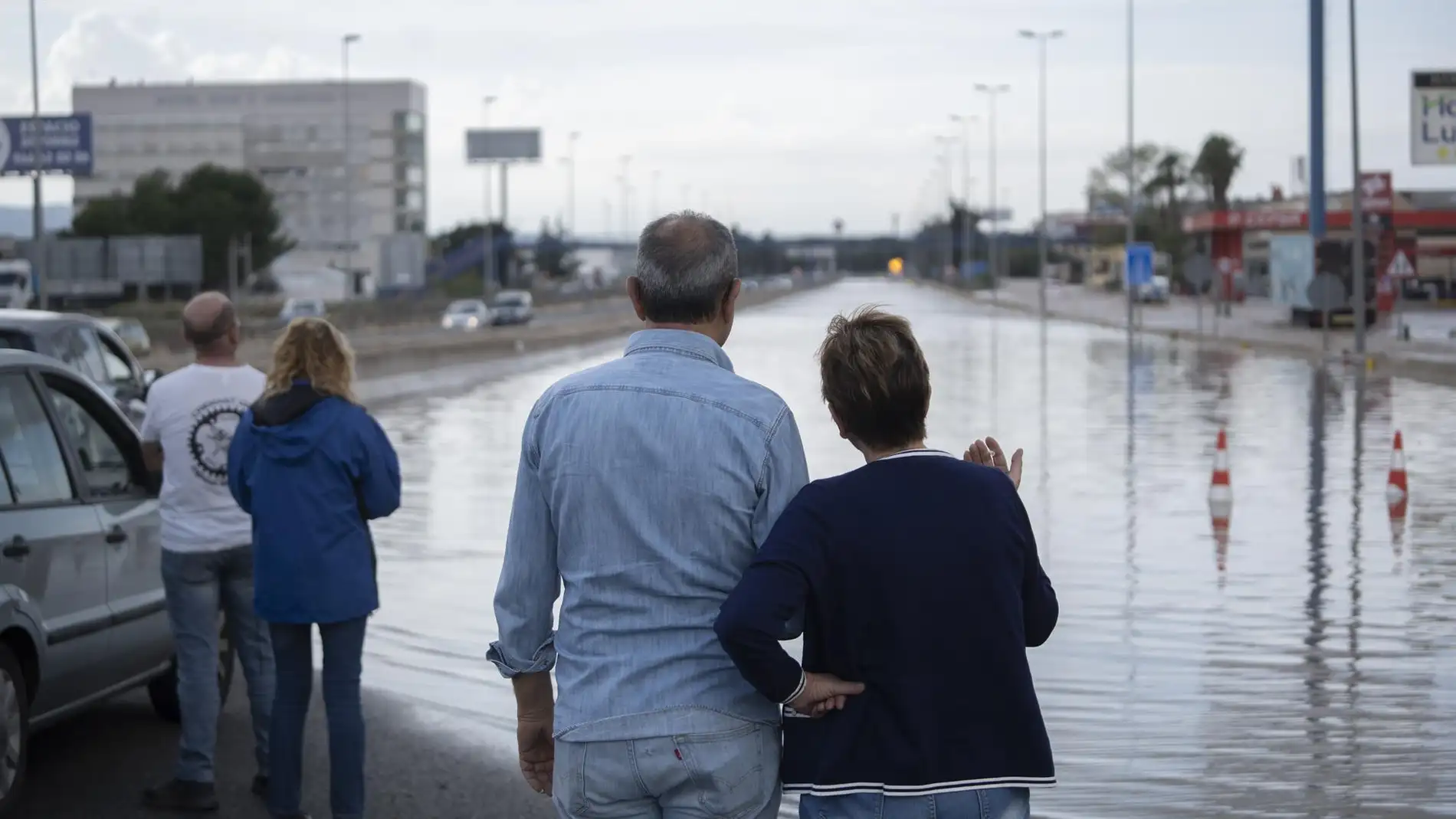 Varias personas observan un tramo de la autovía del Este, A-3, inundada, a 12 de noviembre de 2022 - 