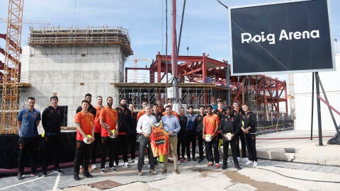 El Valencia Basket visita las obras del Roig Arena