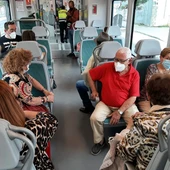 Usuarios a bordo del TramBahía Usuarios a bordo del TramBahía