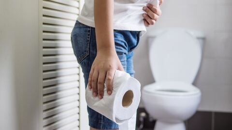 Imagen de archivo de una persona estre&ntilde;ida yendo al ba&ntilde;o