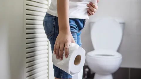 Imagen de archivo de una persona estreñida yendo al baño Imagen de archivo de una persona estreñida yendo al baño