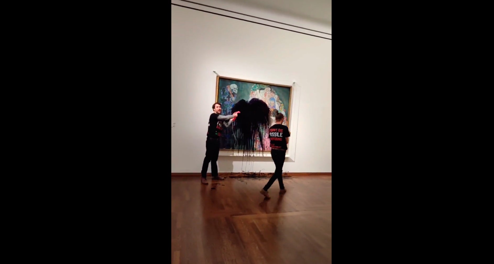 Activistas arrojan líquido negro sobre el cuadro "Muerte y vida" de Gustav Klimt Activistas arrojan líquido negro sobre el cuadro "Muerte y vida" de Gustav Klimt