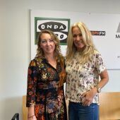 La formadora de la Fundación RANA, Patricia Moliné, posa junto a la periodista Elka Dimitrova, antes de ser entrevistada en Onda Cero Mallorca