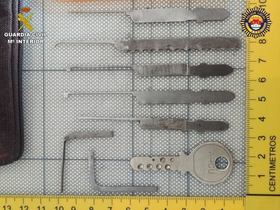 Cae en Aspe un grupo de tres delincuentes especializados en el robo en domicilios por el método de la llave falsa Cae en Aspe un grupo de tres delincuentes especializados en el robo en domicilios por el método de la llave falsa