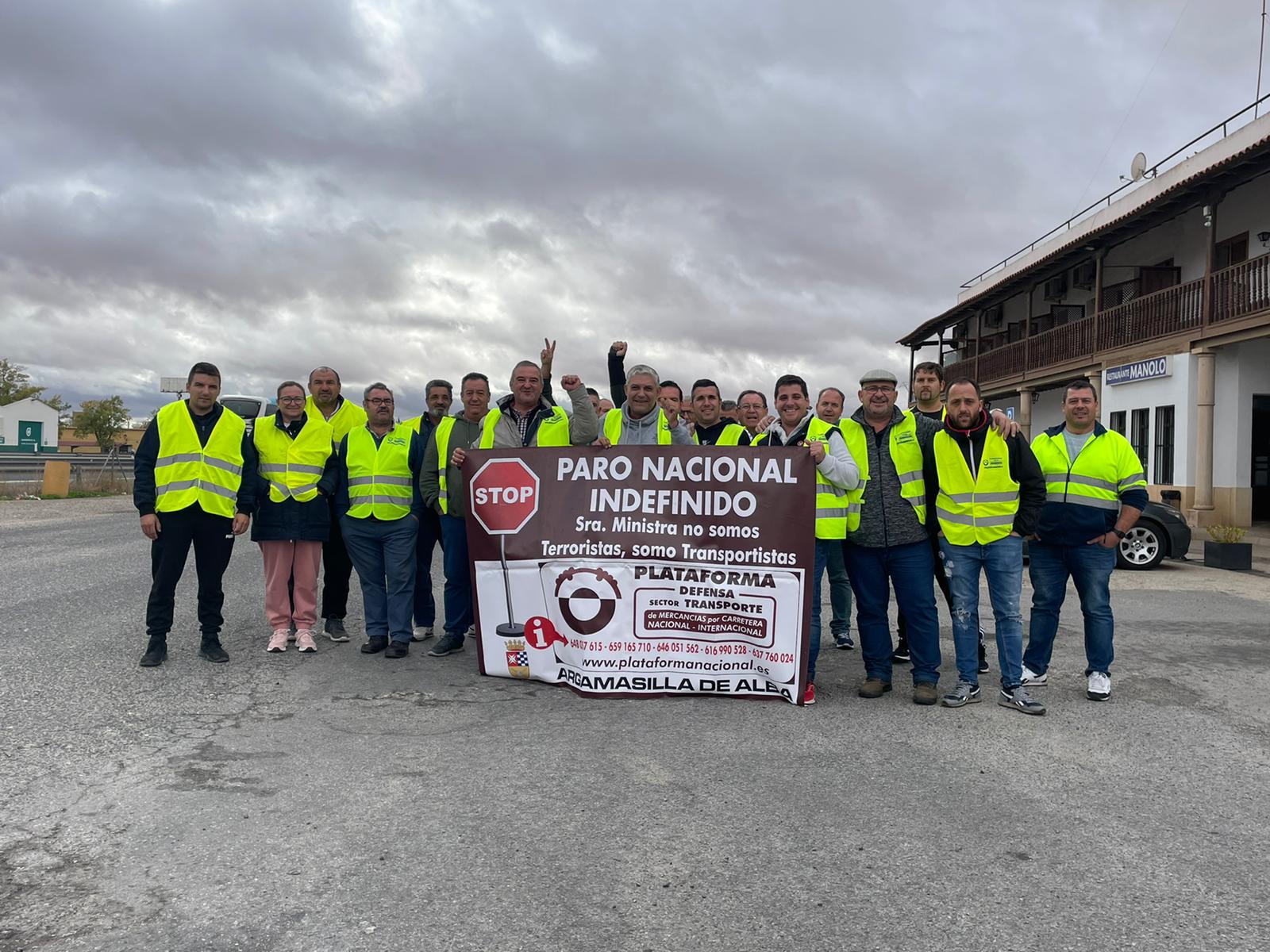 Transportistas que secundan el paro se han concentrado en Valdepeñas y mañana lo harán en Ciudad Real Transportistas que secundan el paro se han concentrado en Valdepeñas y mañana lo harán en Ciudad Real