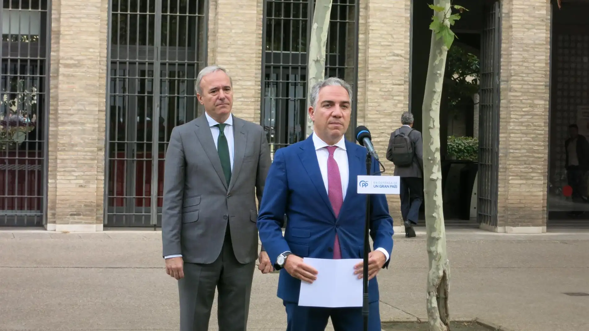 El coordinador general del PP, Elías Bendodo, junto al presidente del PP en Aragón, Jorge Azcón