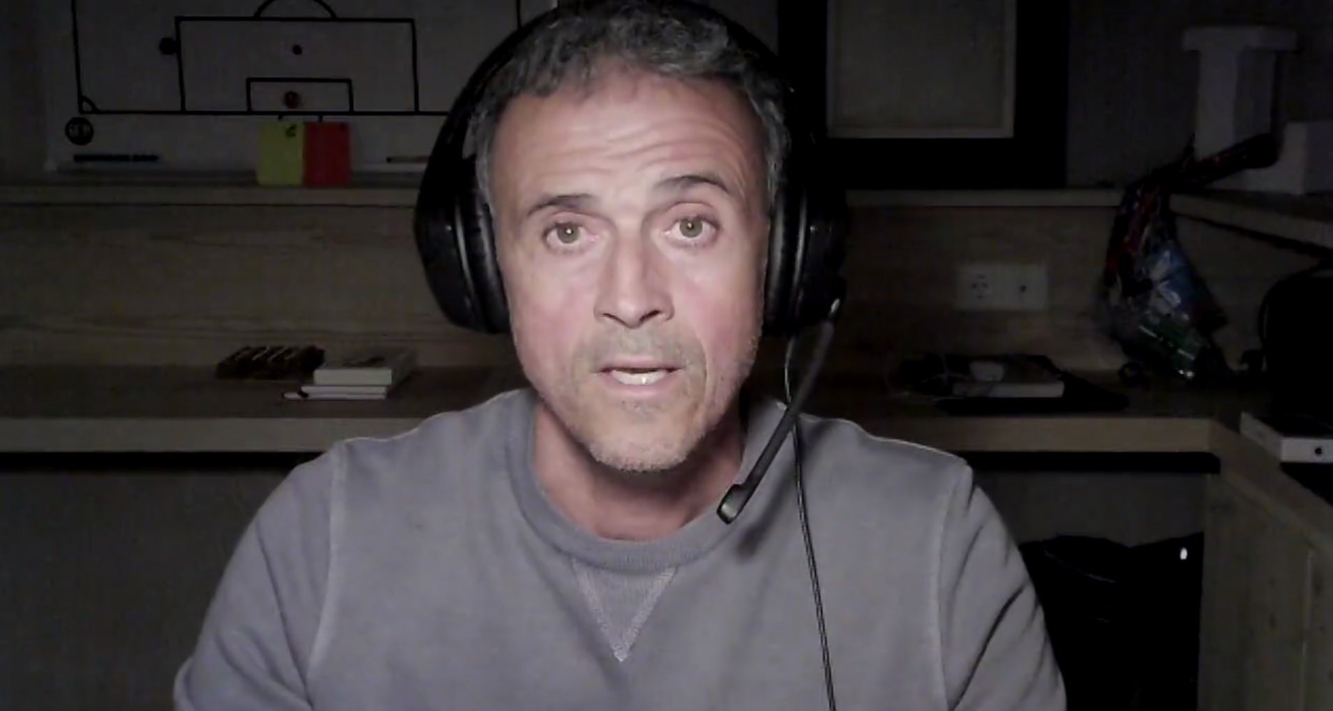 Luis Enrique se hace 'streamer' durante el Mundial de Qatar Luis Enrique se hace 'streamer' durante el Mundial de Qatar