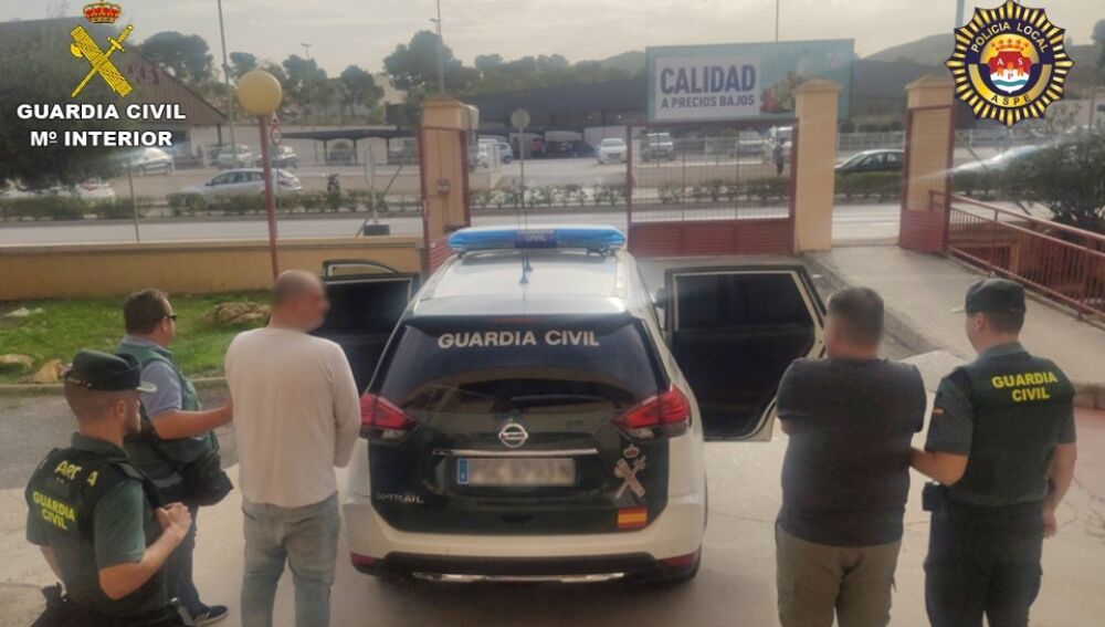 Agentes de la Guardia Civil con dos de los detenidos en Aspe.