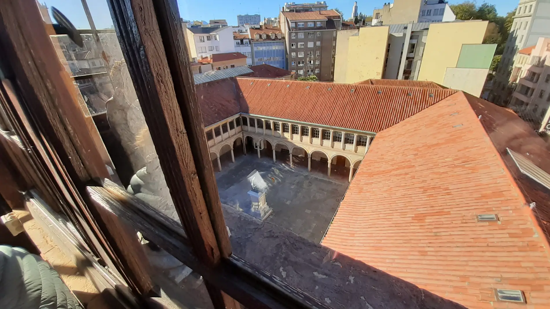 El claustro de la Universidad de Oviedo desde la torre