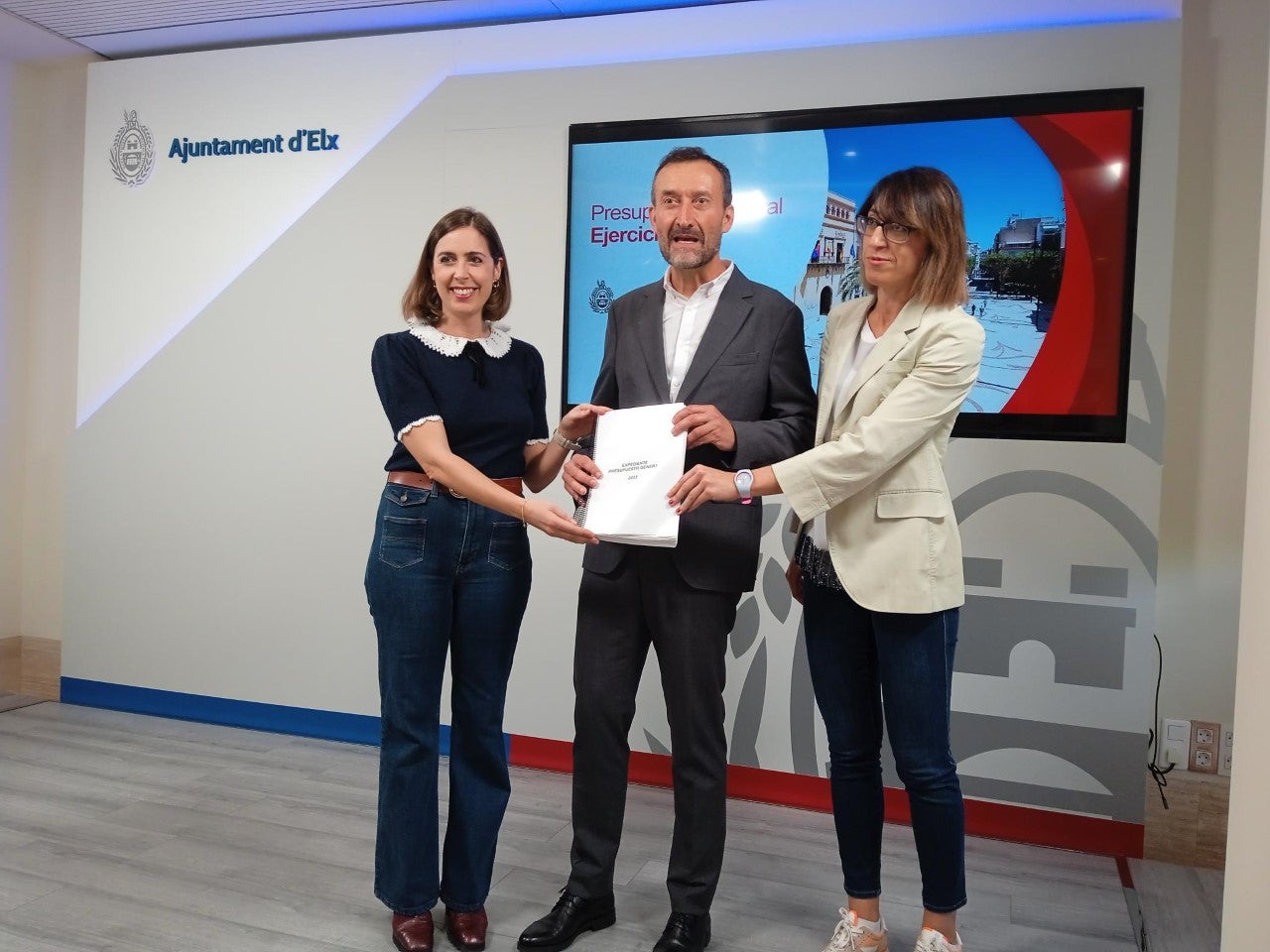 PSOE y Compromís proyectan para 2023 un presupuesto municipal en Elche con una inversión de 192 euros por habitante PSOE y Compromís proyectan para 2023 un presupuesto municipal en Elche con una inversión de 192 euros por habitante