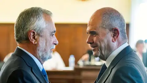 Imagen de archivo de los expresidentes de la Junta de Andalucía Manuel Chaves (d) y José Antonio Griñán (i) en la Audiencia de Sevilla Imagen de archivo de los expresidentes de la Junta de Andalucía Manuel Chaves (d) y José Antonio Griñán (i) en la Audiencia de Sevilla