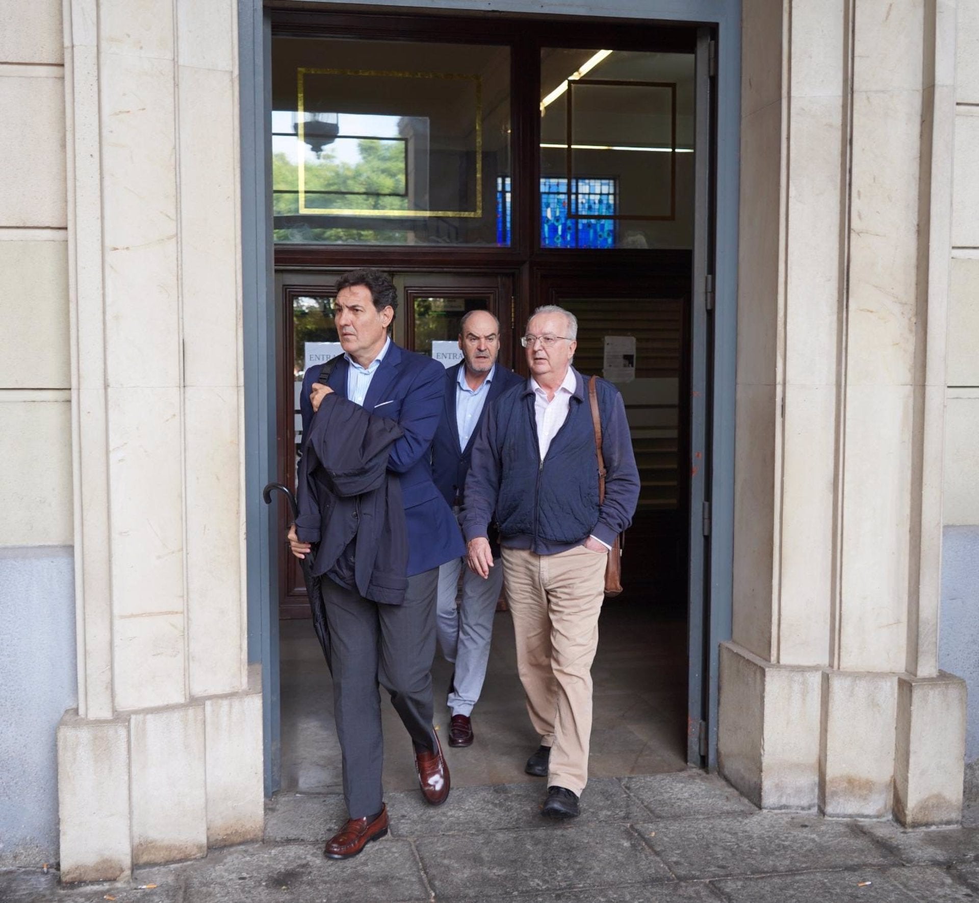 Griñán y Chaves recogen sus condenas de inhabilitación un día antes del plazo fijado Griñán y Chaves recogen sus condenas de inhabilitación un día antes del plazo fijado