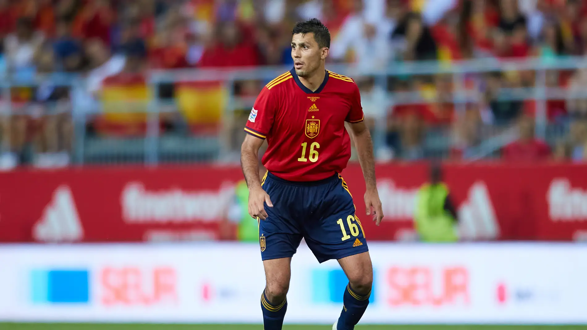 Rodri Hernández durante un partido con España