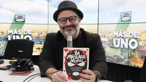 Edu Gal&aacute;n en 'M&aacute;s de uno' con su libro 'La m&aacute;scara moral'